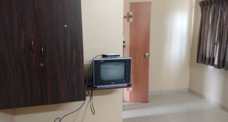 Hotel Shivratna Lodging and Boarding, Pune 4